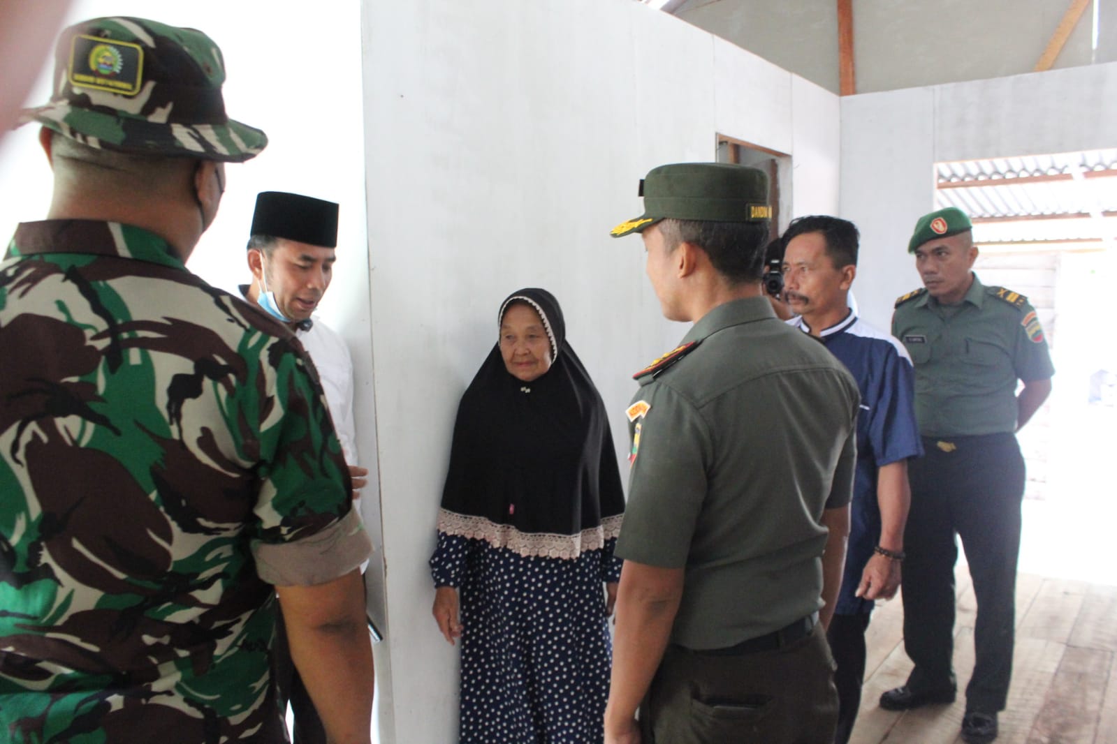 Penyerahan Secara Simbolis Kunci Rumah Tidak Layak Huni Oleh Komandan Kodim 0314/Inhil