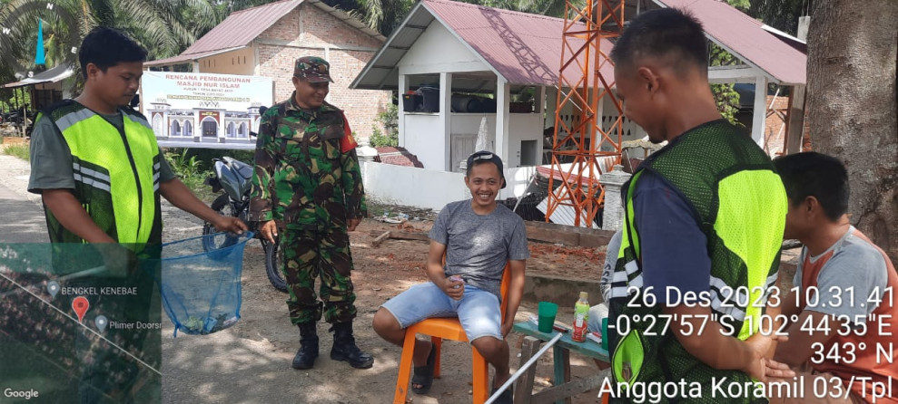 Tidak Pandang Profesi, Babinsa 03/Tpl Komsos Dengan Para Tukang Bangunan