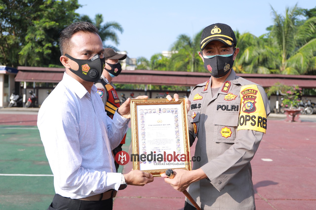 Kapolres Inhil AKBP Dian Sandangkan Penghargaan Pada Personil Berprestasi