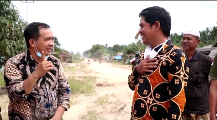 [Video] Ketua DPRD Inhil Tinjau Langsung Jalan Lintas Provinsi di Keritang-Kemuning