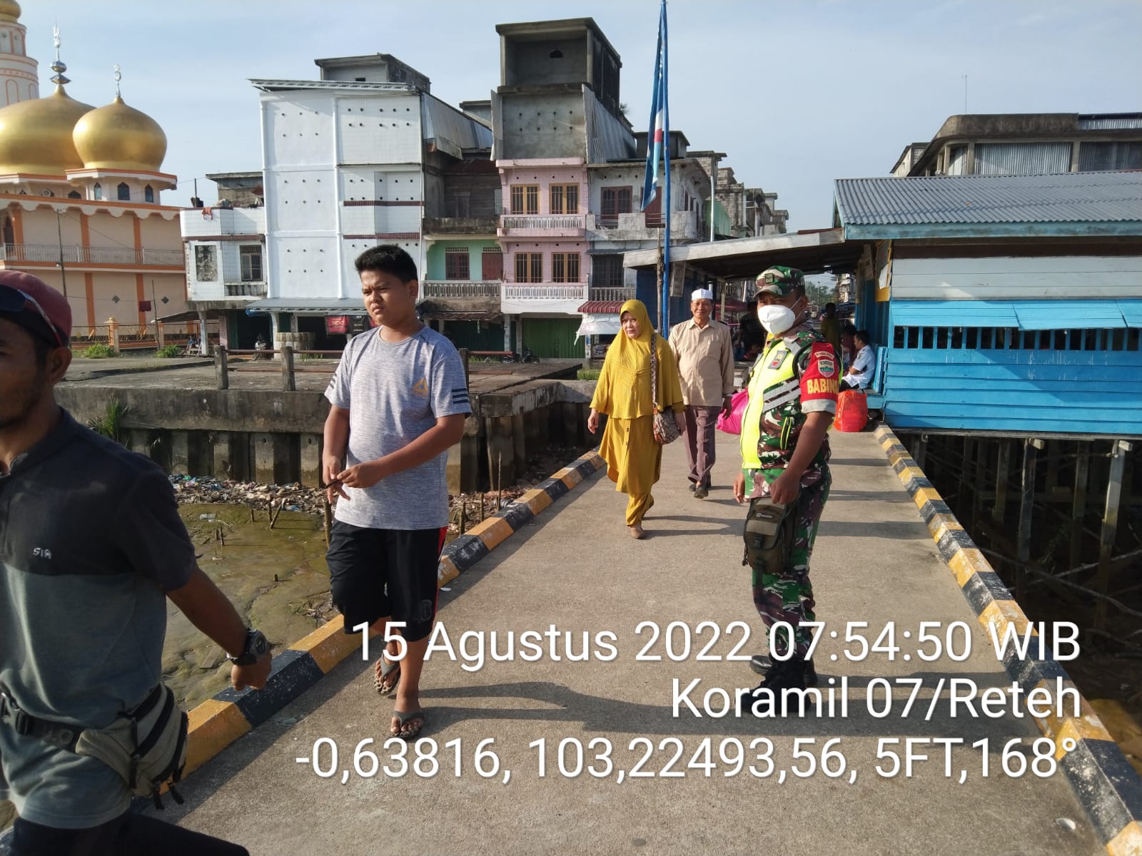 Penegakan Disiplin Prokes Kepada Penumpang Pelabuhan LKMD Oleh Babinsa Koramil 07/Reteh