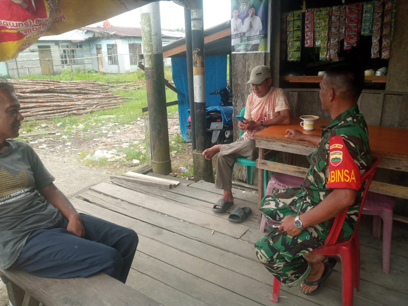 Ciptakan Tali Persaudaraan dan Silaturahmi Dengan Sesama Melalui Komsos Babinsa Koramil 04/Kuindra