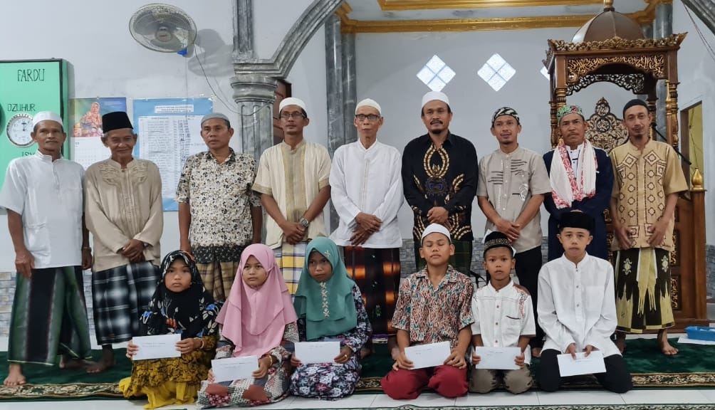 Berbagi Kebahagiaan, Masjid Jami' Al Huda Desa Teluk Sungka Salurkan Santunan Anak Yatim