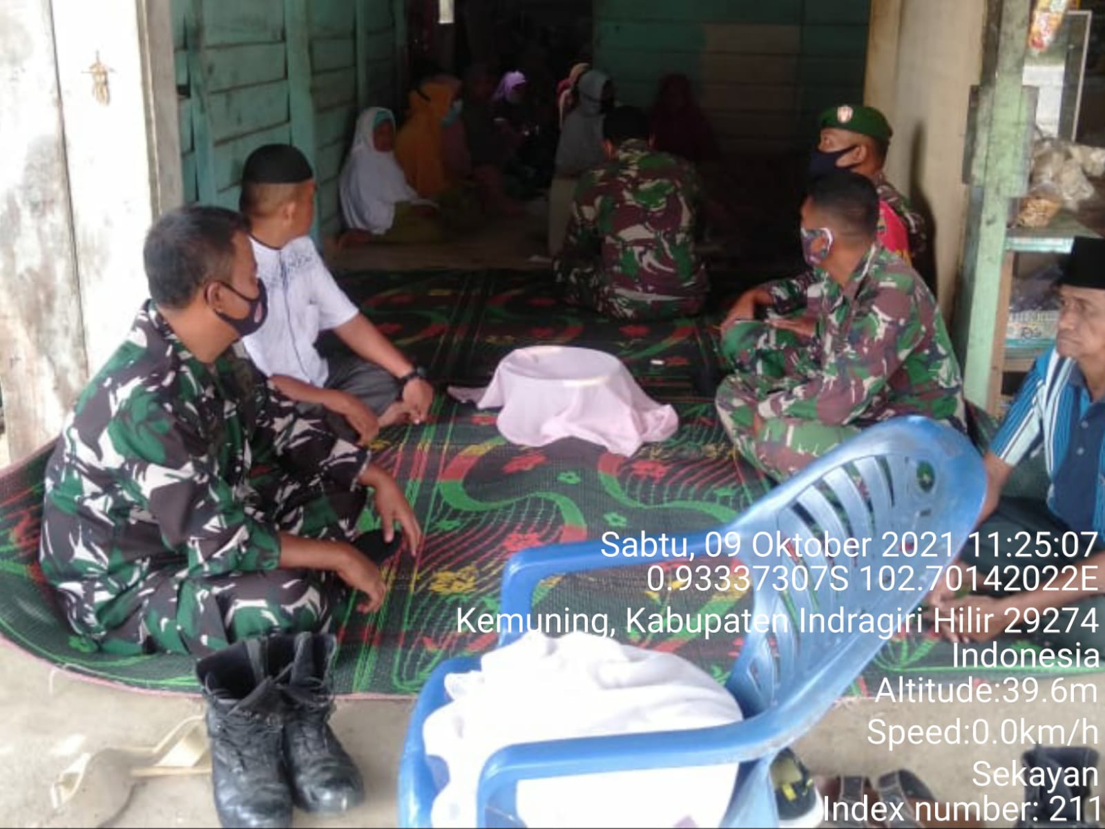 Pererat Silahturrahmi, Personil Koramil 09/Kemuning Rutin Lakukan Komsos Bersama Warga