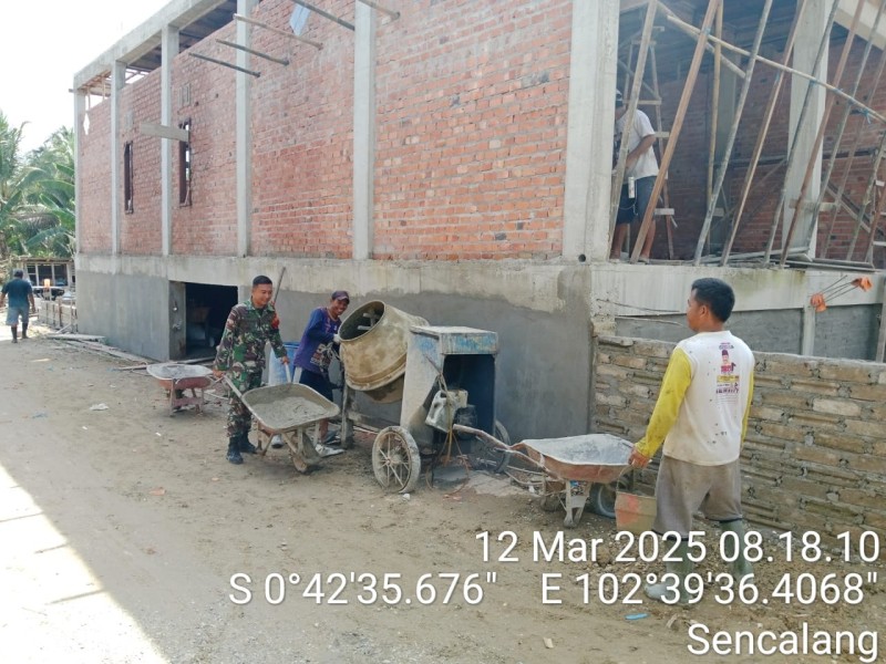 Babinsa Koramil 09/Kemuning Melaksanakan Kegiatan Goro Bersama Masyarakat