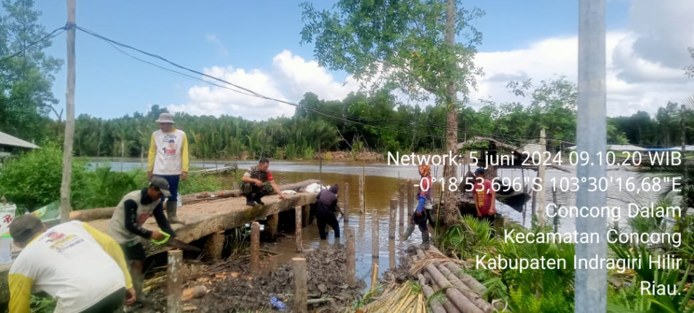 Jalin Silaturrahmi, Babinsa Koramil 04/Kuindra Goro Pembuatan Pelabuhan Desa Dengan Warga