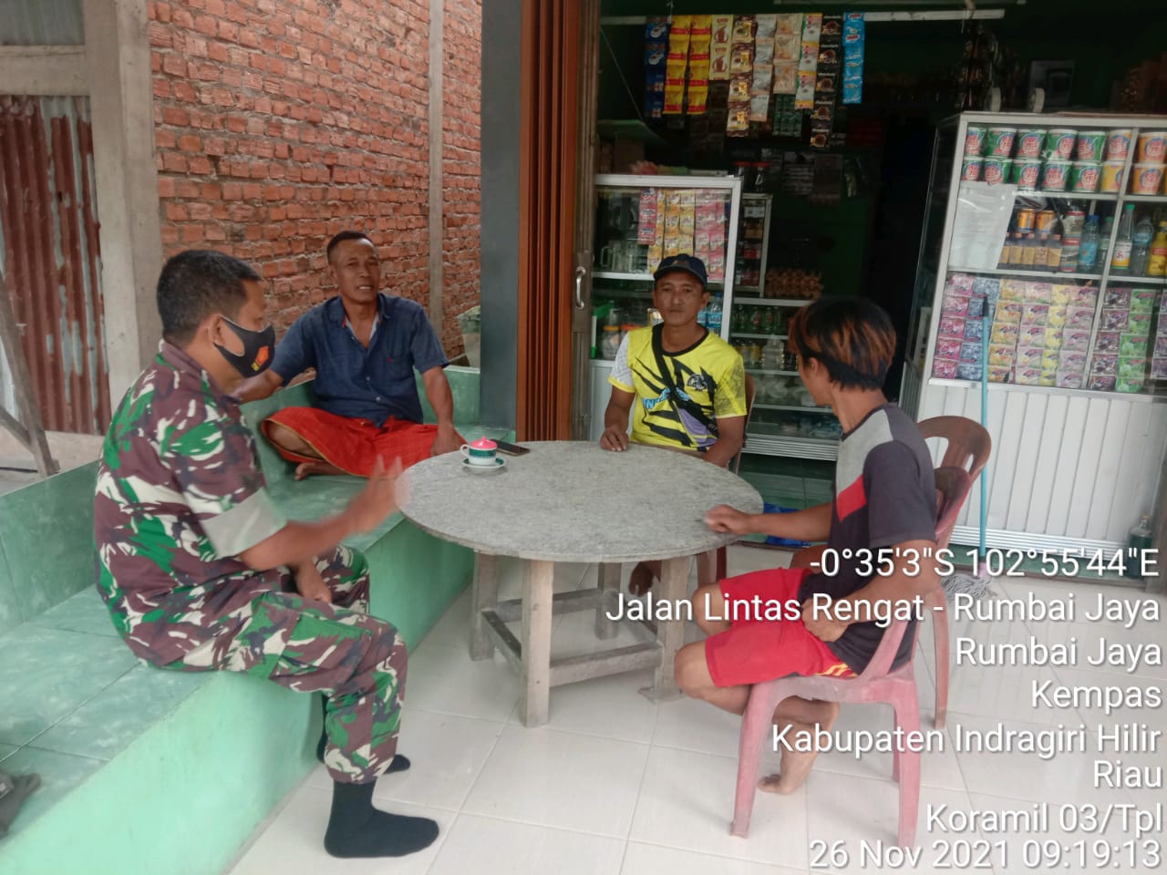 Jalin Keakraban Babinsa Koramil 03/Tempuling, Tumbuhkan Kemanunggalan Serta Kekompakan dengan Warga