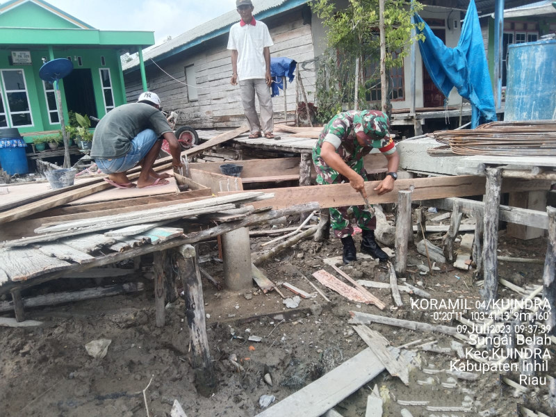 Babinsa Koramil 04/Kuindra Ikut Serta Dal Memperbaiki Jalan Yang Rusak