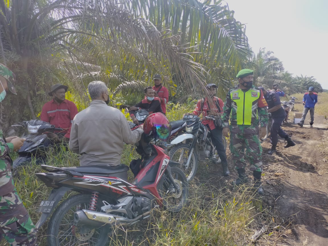 Babinsa Bersama Bhabinkamtibmas, MPA  Dan RPK PT. RML Cegah Karhutla Melalui Patroli Bersama