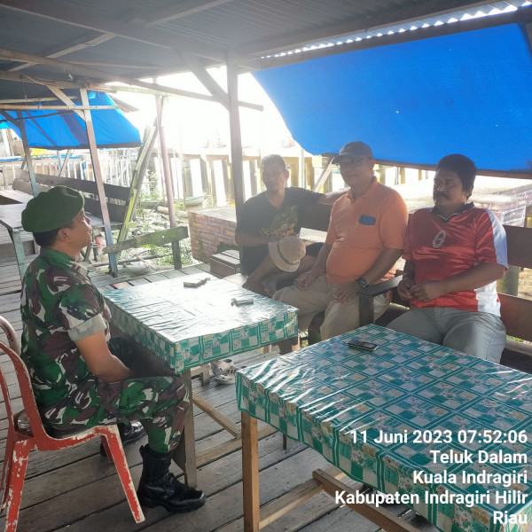 Babinsa Koramil 04/Kuindra Himbau Warga Untuk Mengecek Arus Listrik