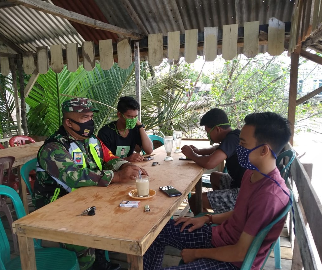 Babinsa Koramil 04/Kuindra Terus Lakukan Komsos di Perigi Raja