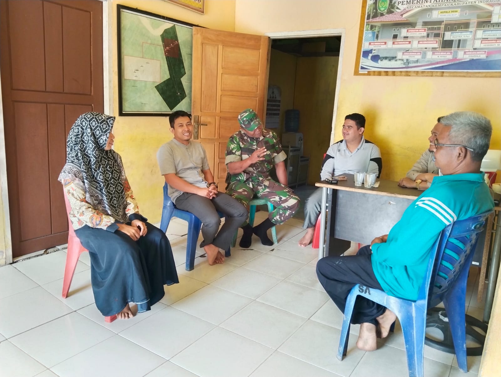 Babinsa 03/Tpl Serma Syamsul Azman Komsos Dengan Perangkat Desa Sungai Ara