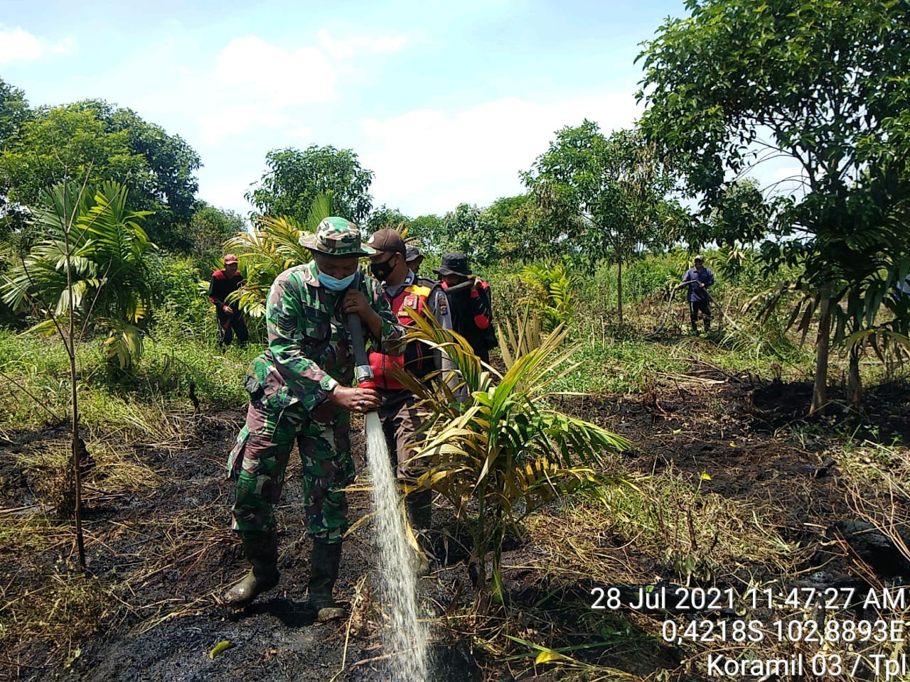 Babinsa Koramil 03/Tempuling Dan Tim Satgas Lakukan Pendinginan Kebakaran Lahan