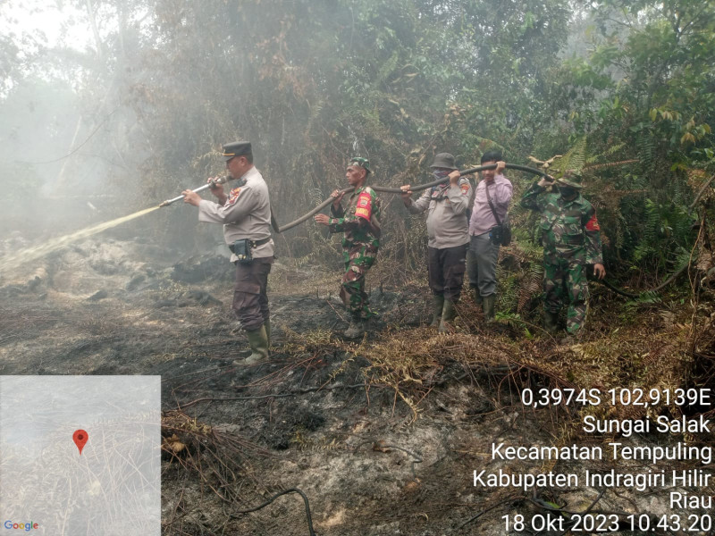 Babinsa Koramil 03/Tpl Serta Tim Gabungan Lakukan Pendinginan Terhadap Lahan Yang Terbakar