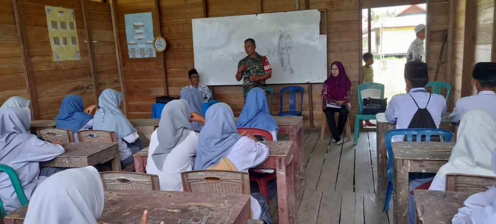 Jaga Hubungan Baik Bersama Anak Sekolah, Serka Yadi Yanto Laksanakan Wasbang Bersama MTS Desa Pandan Sari