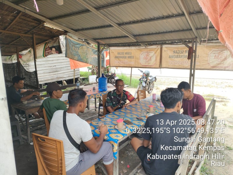 Babinsa Koramil 03/Tempuling Komsos Dengan Tokoh Pemuda Di Wilayah Binaan Untuk Mempererat Hubungan Baik