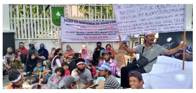 Ratusan Karyawan PT Ricry  Demo di Kantor Gubernur Riau