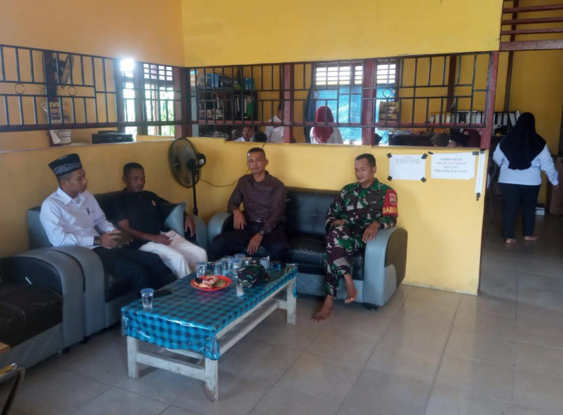 Babinsa 03/Tpl Komsos Dengan Perangkat Desa Bahas Tentang Keamanan Dan Ketertiban di Wilayah Desa Binaan