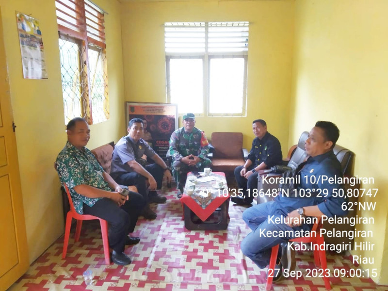 Demi Kemajuan Kelurahan, Babinsa Koramil 10/Pelangiran Bangun Keakraban Dengan Staf Kelurahan