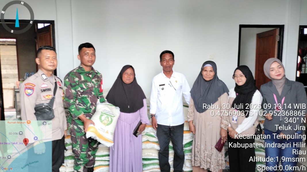 Bantuan Beras dari Bulog Tiba di Desa Teluk Jira, Babinsa Sertu Rudi Simanjuntak Pastikan Penyaluran Berjalan Lancar