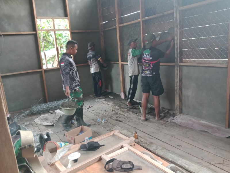 Satgas TMMD Kodim 0314/Inhil Plester Dinding Dalam RTLH Milik Bapak Sugito