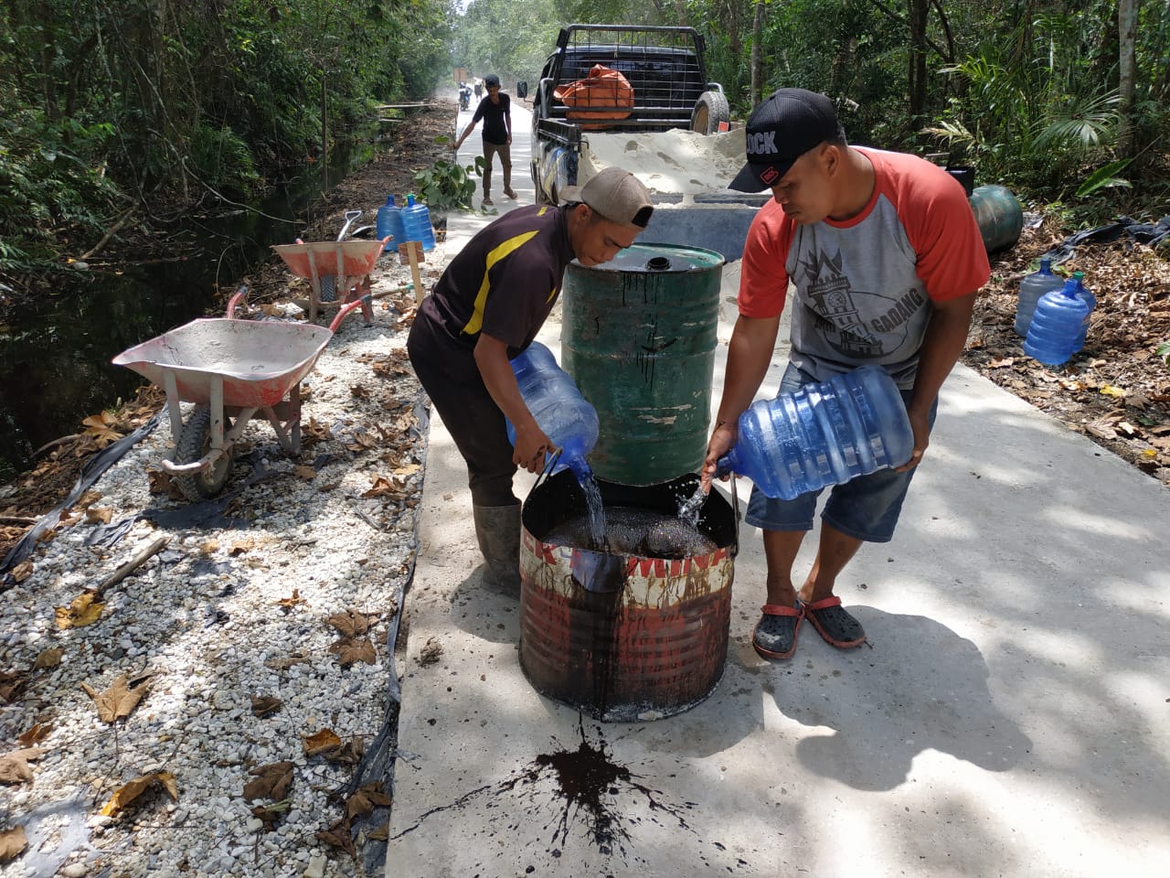 Tahap Finishing, Satgas TMMD dan Warga Gotong royong Sirami Badan Jalan dengan Aspal Cair Tahap Finishing, Satgas TMMD dan Warga Gotong royong Sirami Badan Jalan dengan Aspal Cair