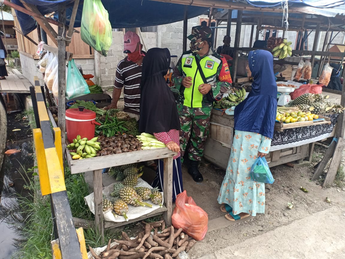 Babinsa Kampung Dayun Ingatkan Pedagang dan Pembeli di Pasar Patuhi Prokes