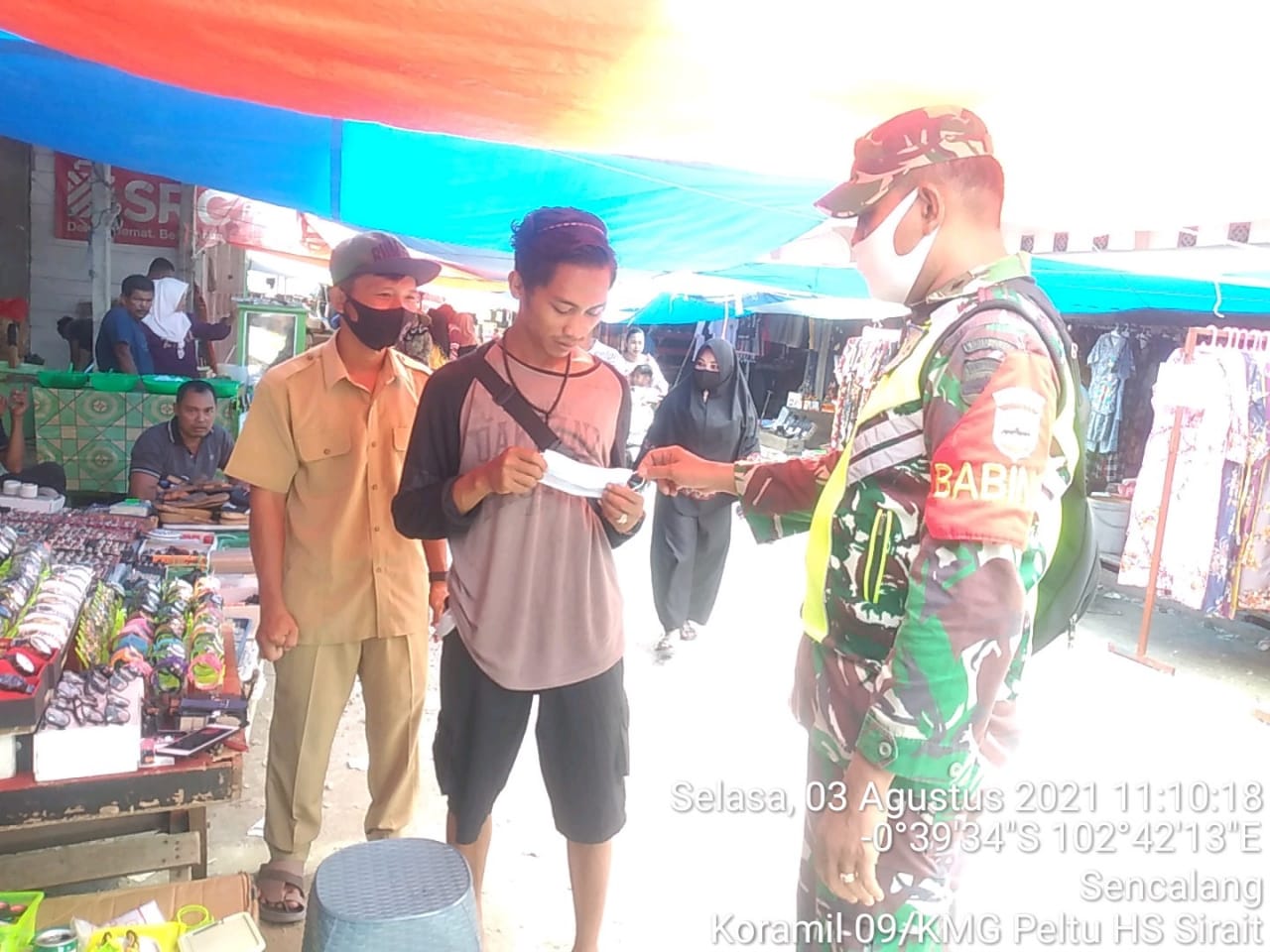 Upaya Pencegahan Covid-19, Babinsa 09/Kemuning Lakukan Penegakan Protkes