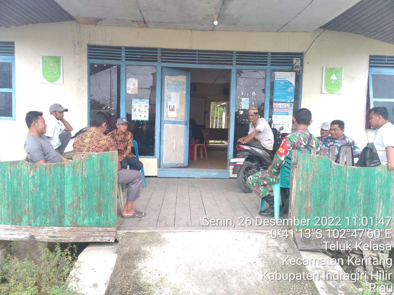 Bersama Warga dan Aparat Desa Jalin Silaturahmi Oleh Babinsa Koramil 09/Kemuning