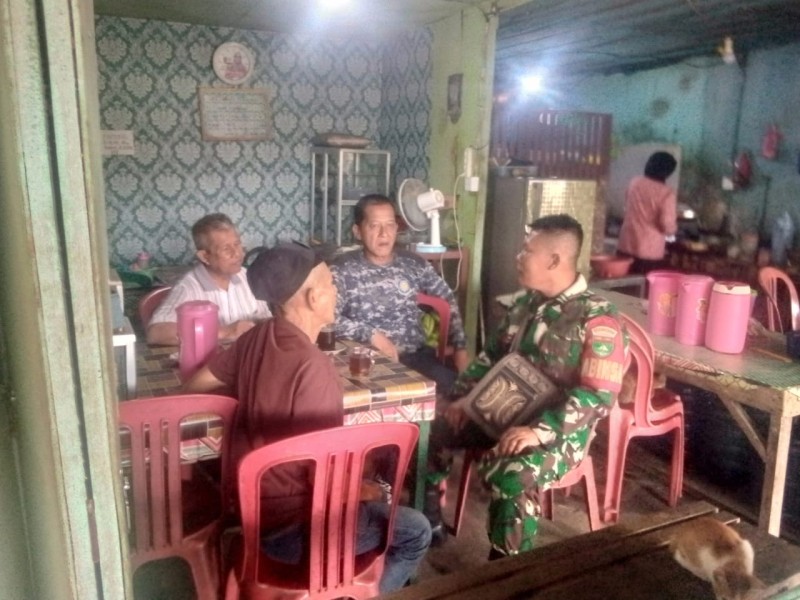 Babinsa Sertu Wisnu Gelar Aktivitas Bersama Tokoh Masyarakat Keakraban di Kelurahan Tempuling