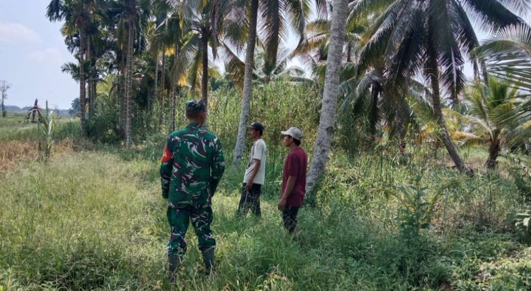 Babinsa Koptu Suryadi Laksanakan Patroli Tapal Batas dan Himbauan Karlahut Bersama Masyarakat