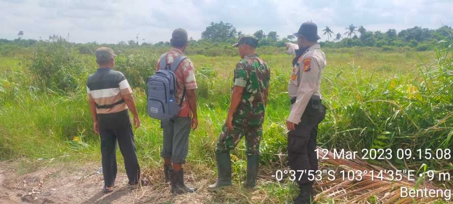 Babinsa Koramil 07/Reteh Tegakkan Patroli Rutin Karhutla di Binaan
