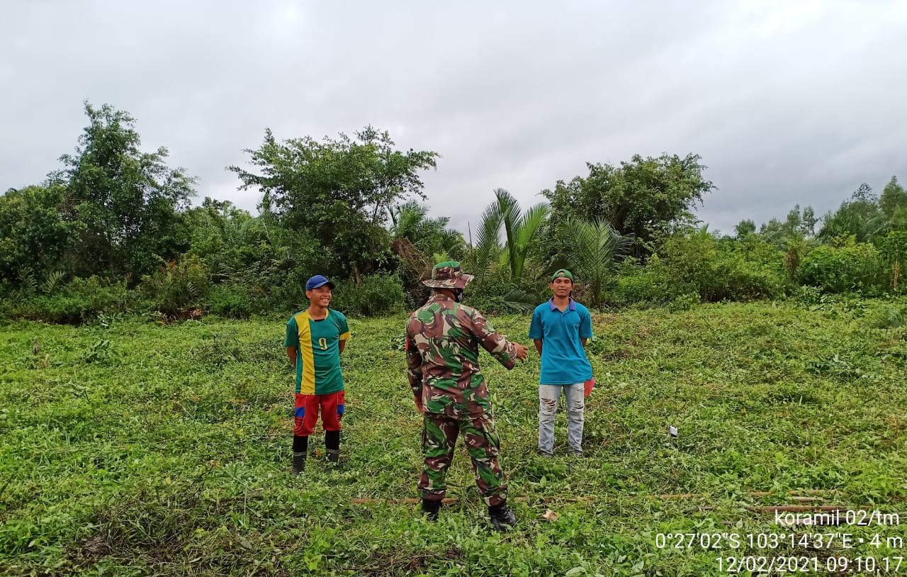 Cuaca Panas Terus, Babinsa Koramil 02/Tanah Merah Intensifkan Lakukan Patroli Karhutla