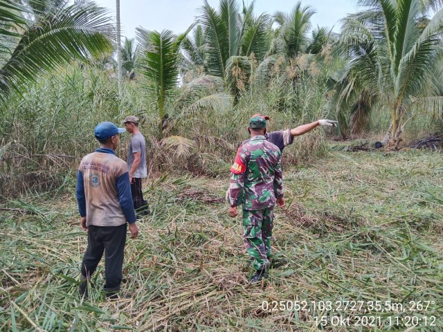 Babinsa Koramil 12/Batang Tuaka Patroli Karhutla Bersama Masyarakat Sei Luar