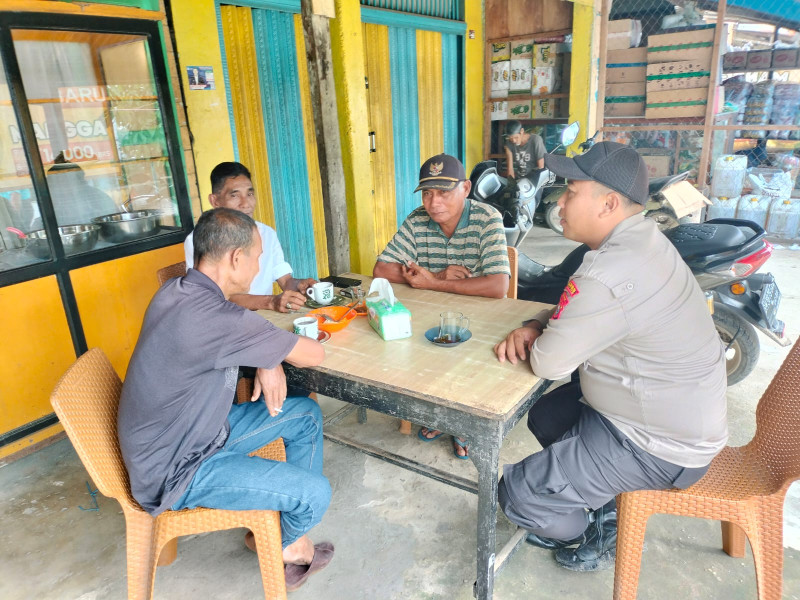 Jalin Keakraban Bripka Iwan Riyadi Melaksanakan Sambang dan Mempererat Silaturahim Terhadap Masyarakat Kelurahan Kuala Lahang