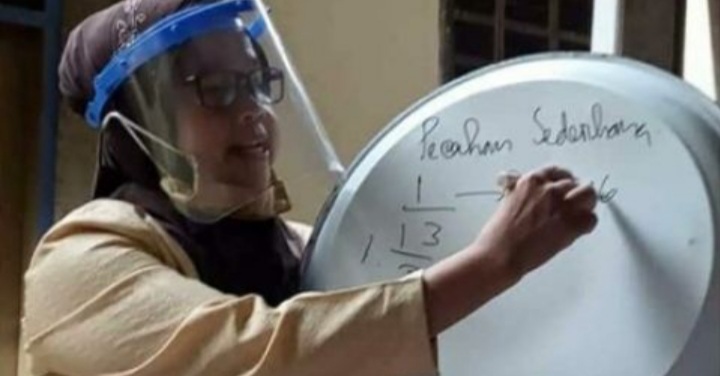 Viral...!  Guru Ini Mengajar Pakai Perabot Rumah Tangga di Tengah Pandemi