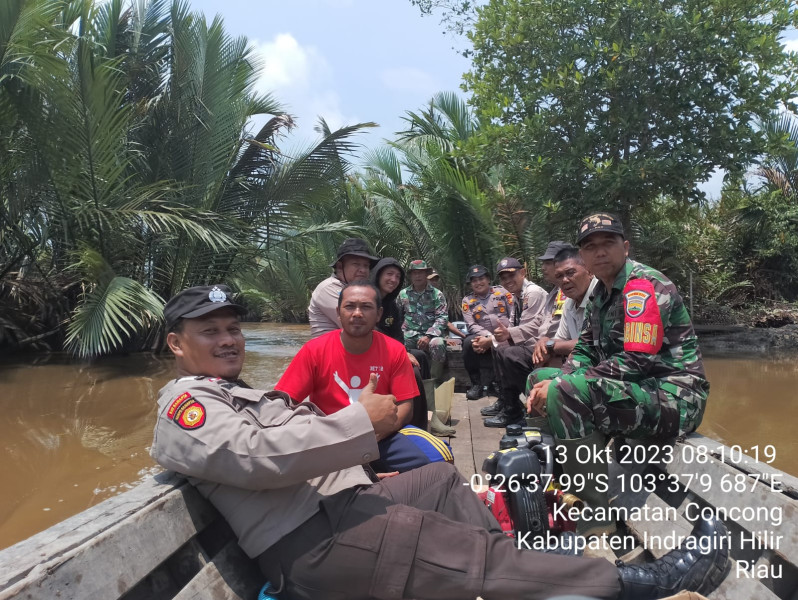 Telusuri Sungai Oleh Babinsa Posramil Concong Koramil 04/Kdr Dengan Masyarakat Untuk Melihat Perkembangan Situasi Wilayah