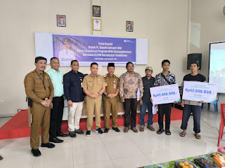 Pj Bupati Inhil Serahkan Kartu BPJS Ketenagakerjaan dan Santunan untuk Pekerja Rentan Non ASN