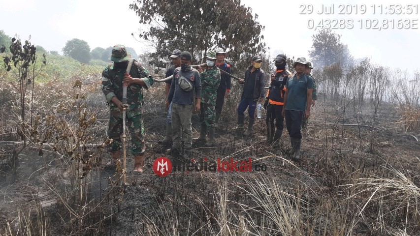 Subsatgas 8 Tim 1 dan 2 Kempas Lakukan Pemadaman Karhutla di Desa Kerta Jaya