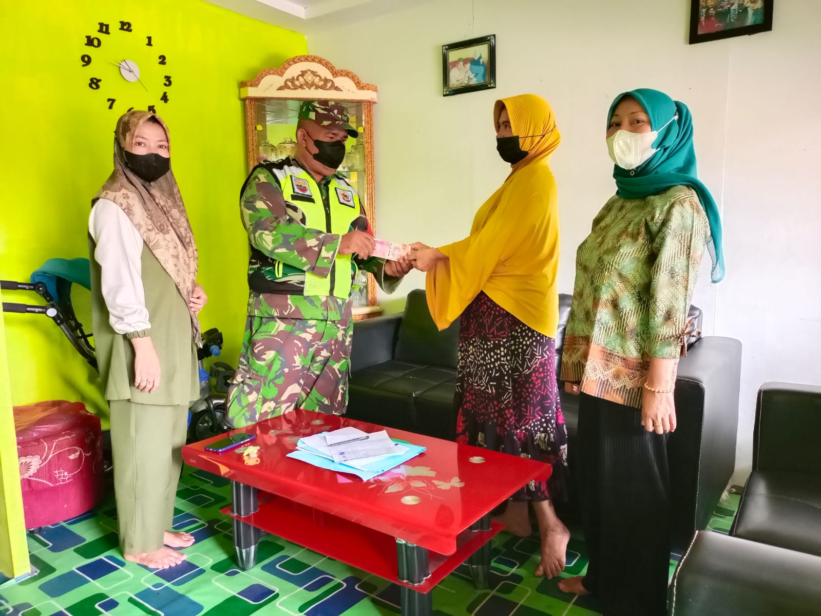 Babinsa Serda Junaidi Dampingi Penyaluran BLT di Desa Binaan