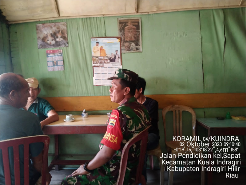 Babinsa Koramil 04/Kuindra Ajak Masyarakat Untuk Terus Menjalankan Kehidupan Sehari-hari dan Jaga Keamanan Lingkungan