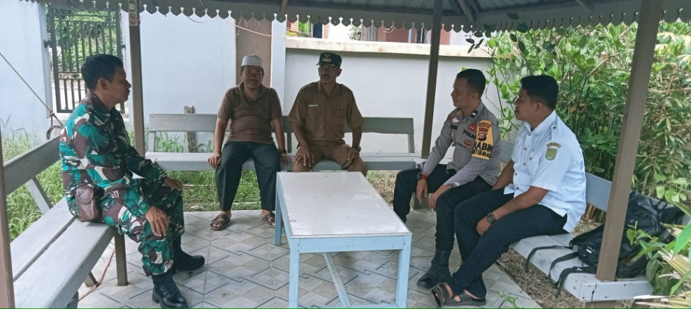 Babinsa Koramil 05/Gas Serka Nawawi Rutin Laksanakan Komsos Dengan Apdes Jadikan Hubungan Kerja Semakin Solid