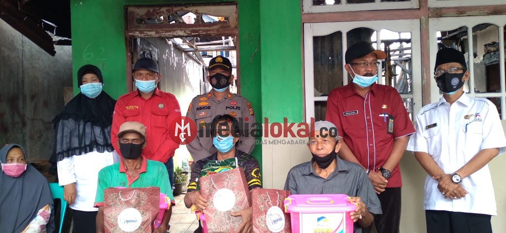 Para Donatur Bantu Korban Kebakaran di Jalan Sederhana Tembilahan Hulu