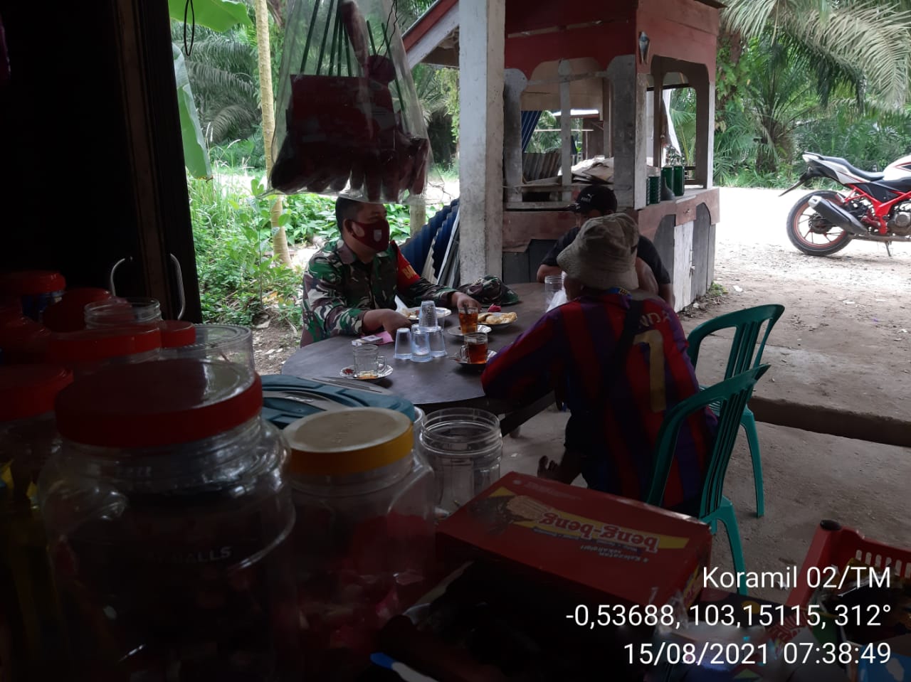 Babinsa Koramil 02/Tanah Merah Lakukan Komsos di Wilayah Binaan