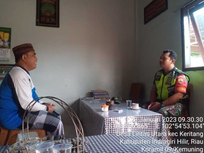 Babinsa Koramil 09/Kemuning Lakukan Komsos Bersama Pondok Pesantren Anwarul 'Ulum