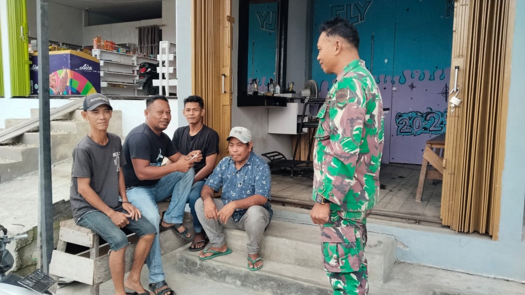 Babinsa Serda Denny Susanto Jalin Silaturahmi dengan Mitra Karib di Kelurahan Tanjung Pidada