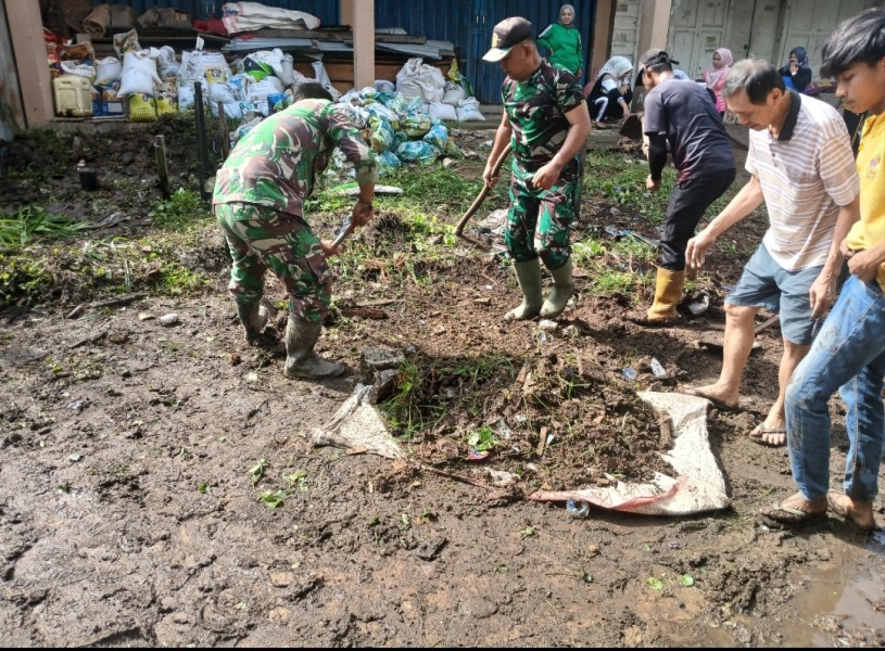 Babinsa Koramil 05/Gas Laksanakan Karya Bhakti di Kecamatan Gaung