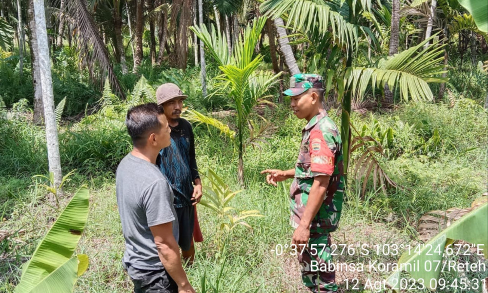 Saling Mengingatkan Babinsa Koramil 07/Reteh dan Warga Untuk Terus Jaga Keamanan Lingkungan