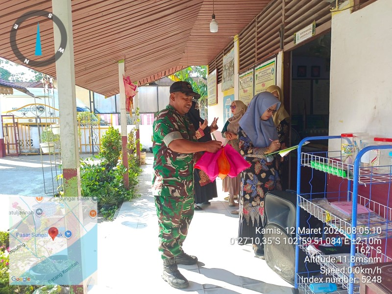 MBG Tetap Berjalan di Bulan Ramadhan, Babinsa 03/Tpl Kawal Distribusi Makanan Bergizi untuk Ribuan Siswa dan Posyandu di Tempuling