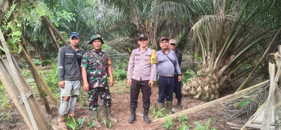 BABINSA SERTU WISNU HARTONO KORAMIL 03/TPL GELAR PATROLI TAPAL BATAS, SINERGI DENGAN BHABINKAMTIBMAS DAN WARGA JAGA  KEAMANAN WILAYAH